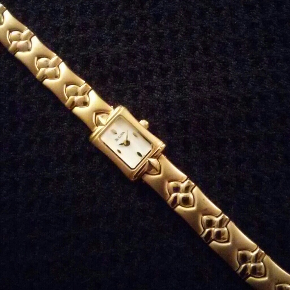 New battery! Lovely petite Bulova ladies watch